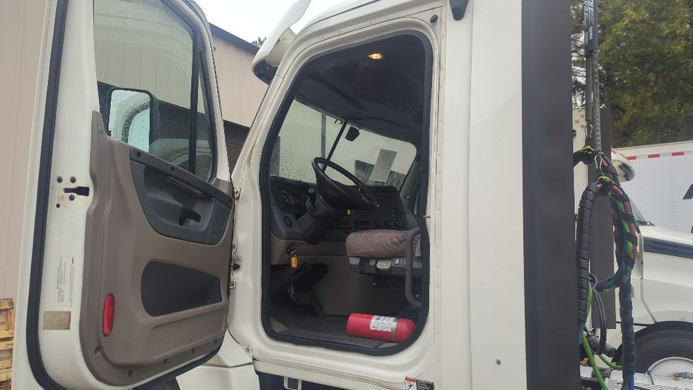 Day Cab Tractor-Heavy Duty Tractors-Freightliner-2019-Cascadia 12542ST-Suwanee-GA-371,206\n\t\tmiles-$ 34,000 - Image 9