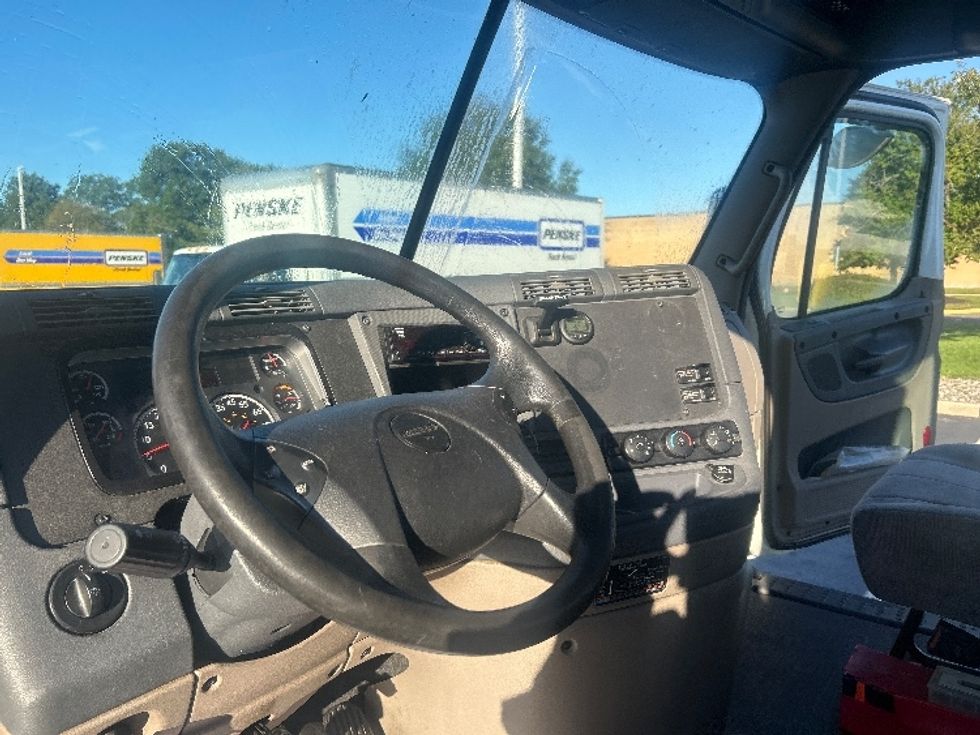 Day Cab Tractor-Heavy Duty Tractors-Freightliner-2019-Cascadia 12542ST-Swedesboro-NJ-463,704\n\t\tmiles-$ 29,500 - Image 10