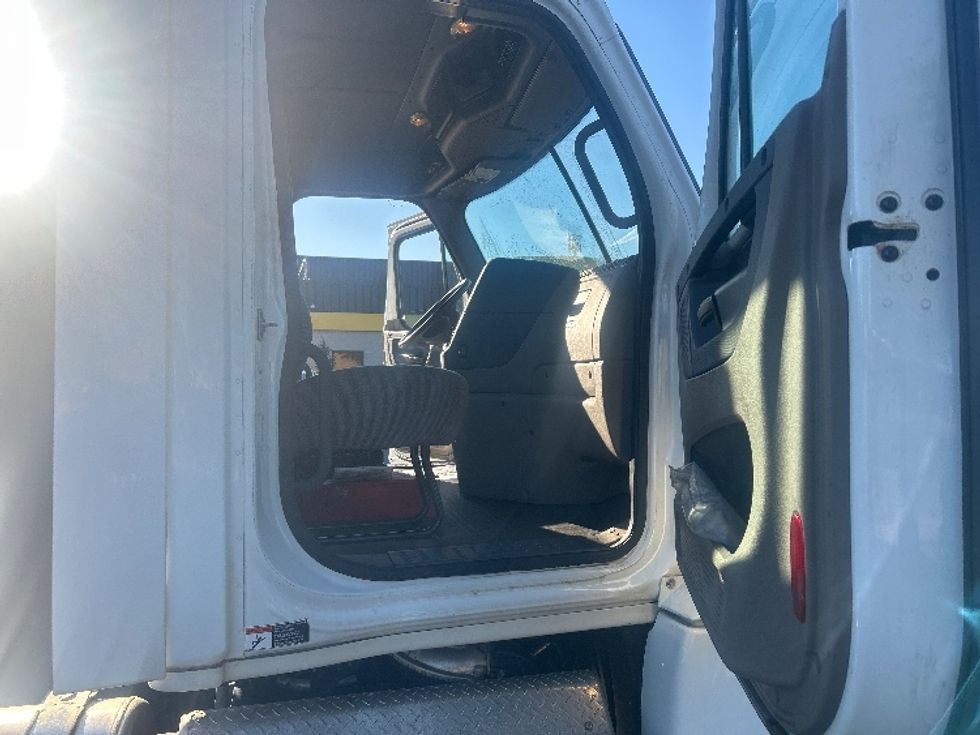Day Cab Tractor-Heavy Duty Tractors-Freightliner-2019-Cascadia 12542ST-Swedesboro-NJ-463,704\n\t\tmiles-$ 29,500 - Image 12