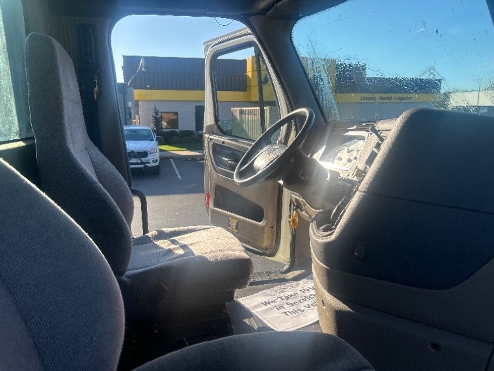 Day Cab Tractor-Heavy Duty Tractors-Freightliner-2019-Cascadia 12542ST-Swedesboro-NJ-463,704\n\t\tmiles-$ 29,500 - Image 14
