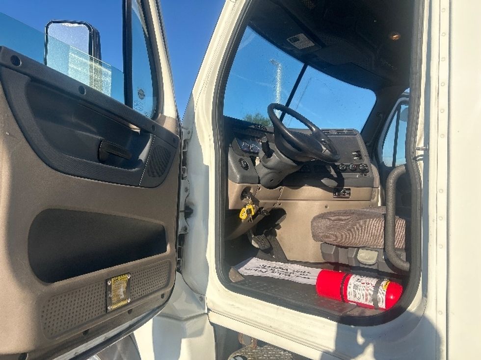 Day Cab Tractor-Heavy Duty Tractors-Freightliner-2019-Cascadia 12542ST-Swedesboro-NJ-463,704\n\t\tmiles-$ 29,500 - Image 9