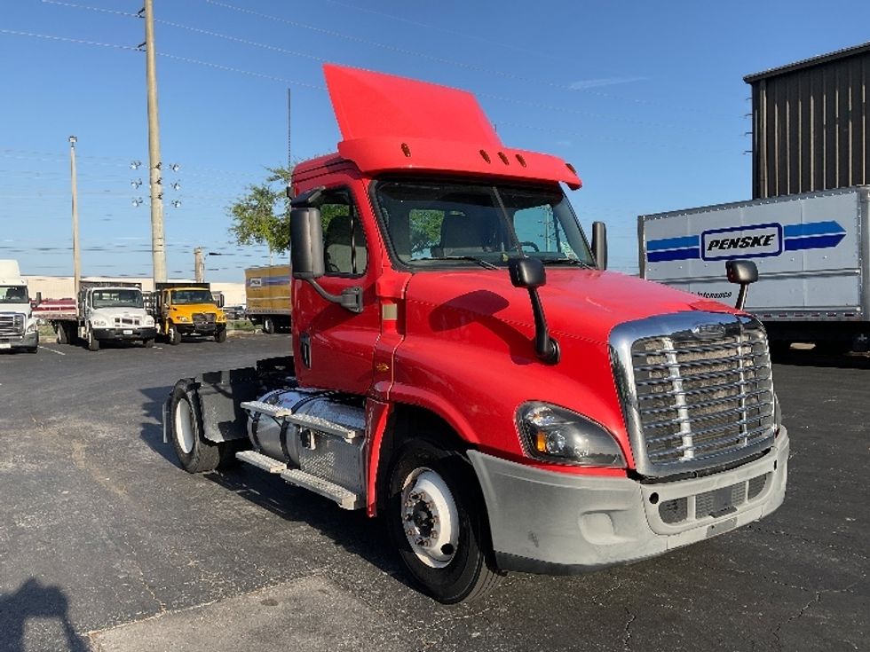 Day Cab Tractor-Heavy Duty Tractors-Freightliner-2019-Cascadia 12542ST-Tampa-FL-158,324\n\t\tmiles-$ 32,250 - Image 1