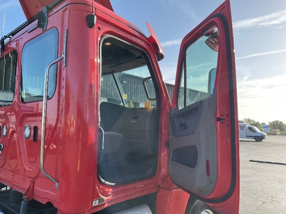 Day Cab Tractor-Heavy Duty Tractors-Freightliner-2019-Cascadia 12542ST-Tampa-FL-158,324\n\t\tmiles-$ 32,250 - Image 12