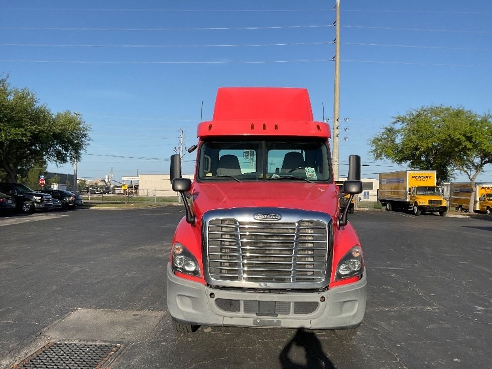 Day Cab Tractor-Heavy Duty Tractors-Freightliner-2019-Cascadia 12542ST-Tampa-FL-158,324\n\t\tmiles-$ 32,250 - Image 2