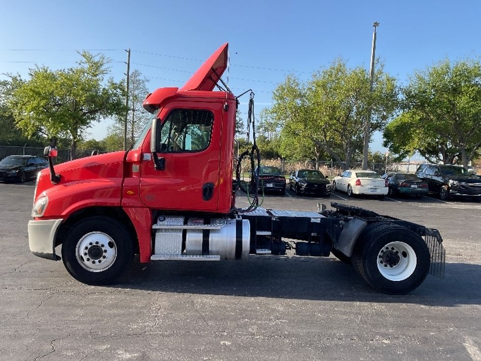 Day Cab Tractor-Heavy Duty Tractors-Freightliner-2019-Cascadia 12542ST-Tampa-FL-158,324\n\t\tmiles-$ 32,250 - Image 4