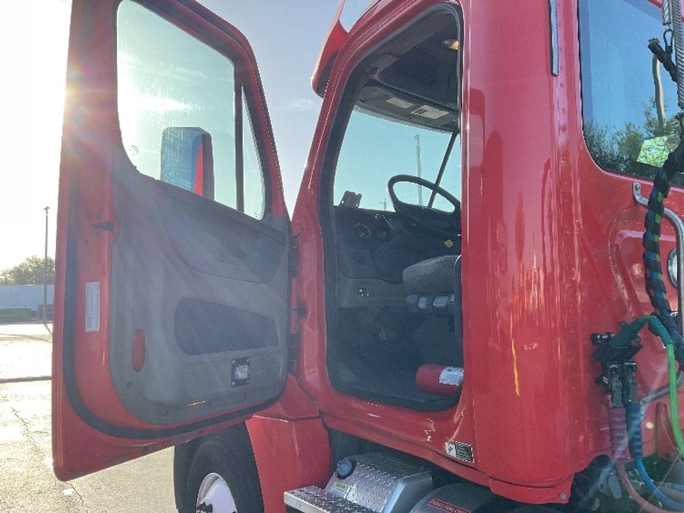Day Cab Tractor-Heavy Duty Tractors-Freightliner-2019-Cascadia 12542ST-Tampa-FL-158,324\n\t\tmiles-$ 32,250 - Image 9