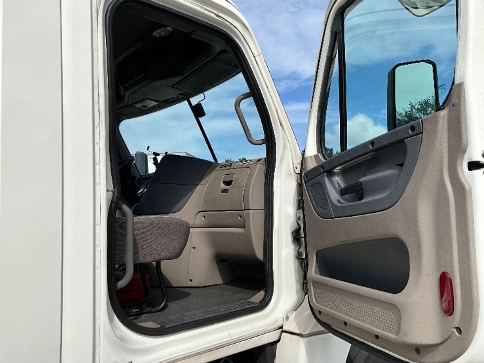 Day Cab Tractor-Heavy Duty Tractors-Freightliner-2019-Cascadia 12542ST-Tampa-FL-508,995\n\t\tmiles-$ 30,000 - Image 12
