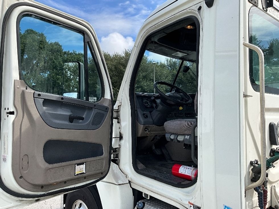 Day Cab Tractor-Heavy Duty Tractors-Freightliner-2019-Cascadia 12542ST-Tampa-FL-508,995\n\t\tmiles-$ 30,000 - Image 9