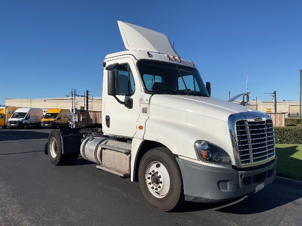 Day Cab Tractor-Heavy Duty Tractors-Freightliner-2019-Cascadia 12542ST-Torrance-CA-208,418\n\t\tmiles-$ 43,000 - Image 1