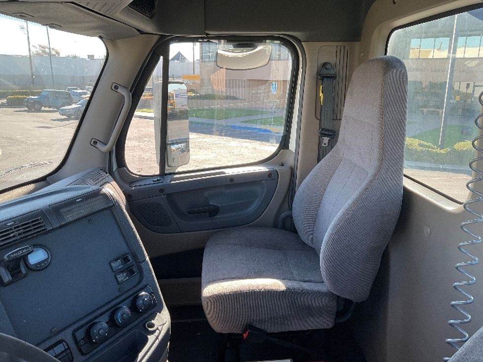 Day Cab Tractor-Heavy Duty Tractors-Freightliner-2019-Cascadia 12542ST-Torrance-CA-208,418\n\t\tmiles-$ 43,000 - Image 10