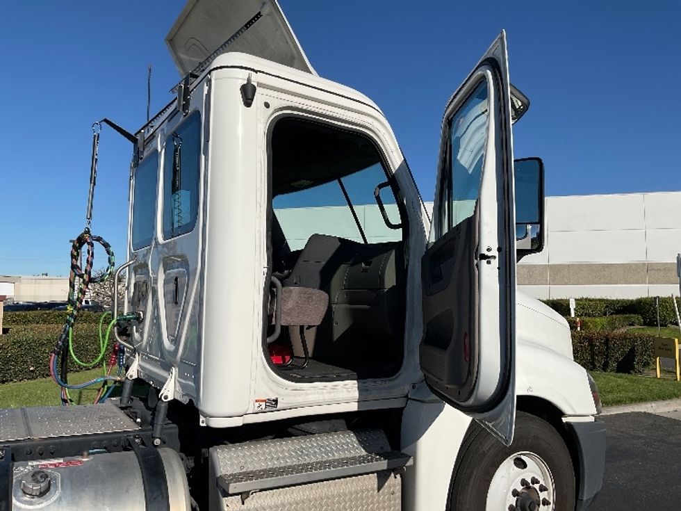 Day Cab Tractor-Heavy Duty Tractors-Freightliner-2019-Cascadia 12542ST-Torrance-CA-208,418\n\t\tmiles-$ 43,000 - Image 12