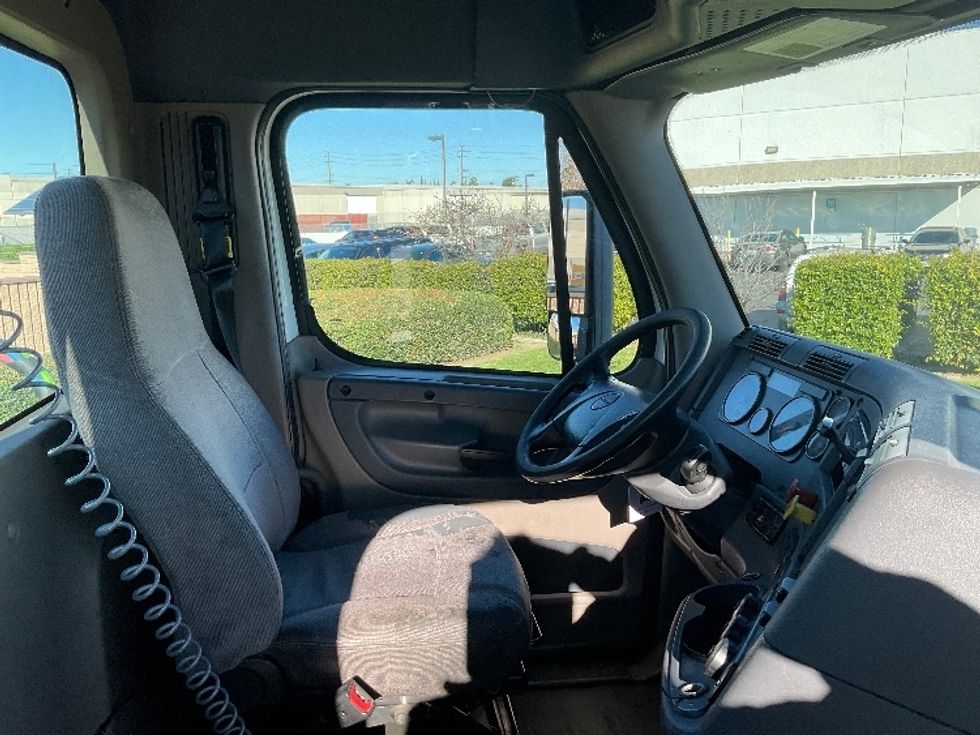 Day Cab Tractor-Heavy Duty Tractors-Freightliner-2019-Cascadia 12542ST-Torrance-CA-208,418\n\t\tmiles-$ 43,000 - Image 14