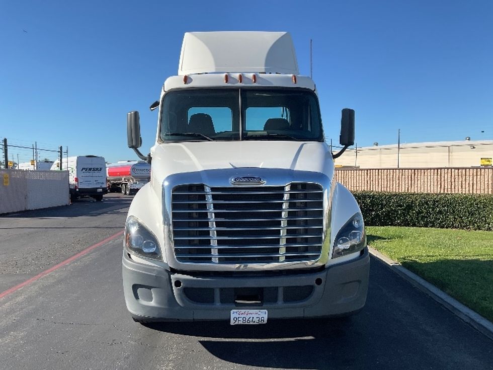 Day Cab Tractor-Heavy Duty Tractors-Freightliner-2019-Cascadia 12542ST-Torrance-CA-208,418\n\t\tmiles-$ 43,000 - Image 2