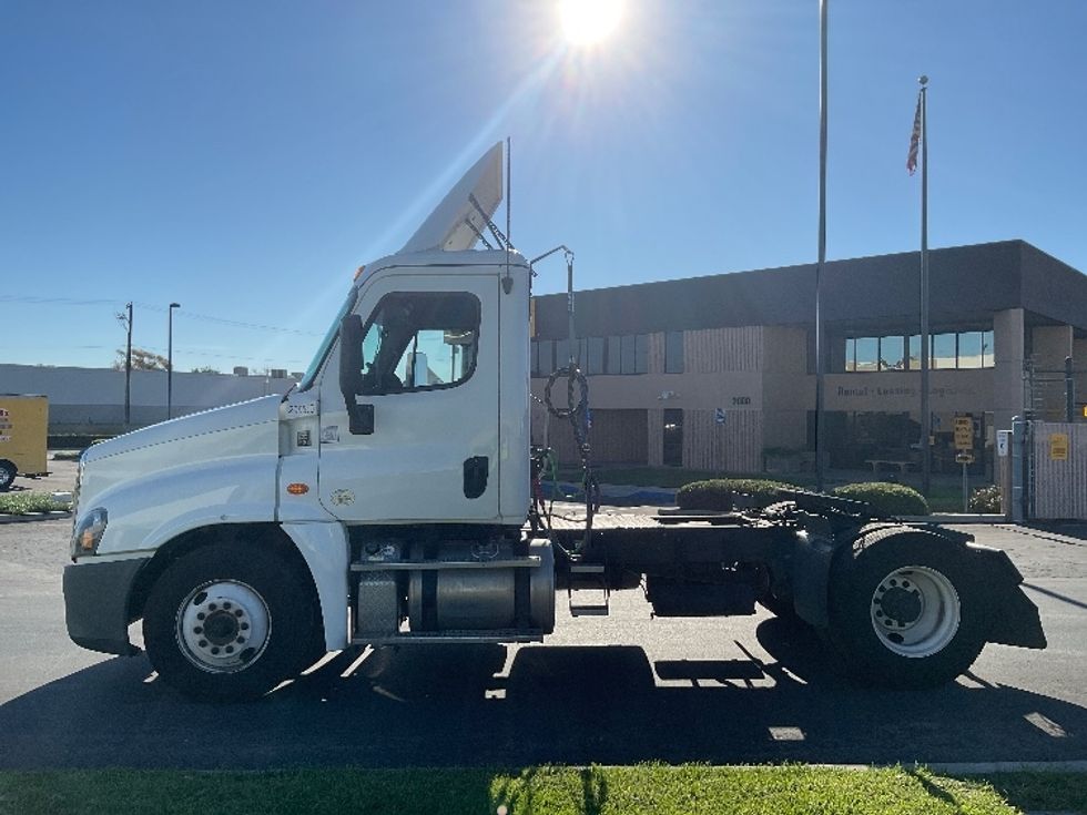 Day Cab Tractor-Heavy Duty Tractors-Freightliner-2019-Cascadia 12542ST-Torrance-CA-208,418\n\t\tmiles-$ 43,000 - Image 4