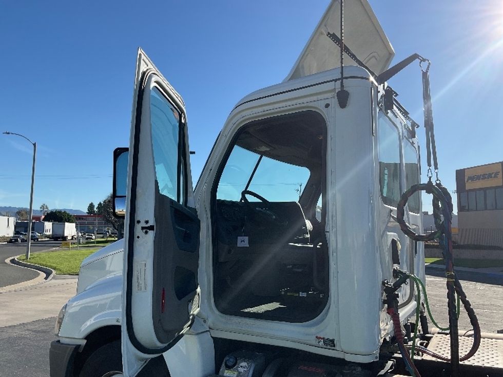 Day Cab Tractor-Heavy Duty Tractors-Freightliner-2019-Cascadia 12542ST-Torrance-CA-208,418\n\t\tmiles-$ 43,000 - Image 9