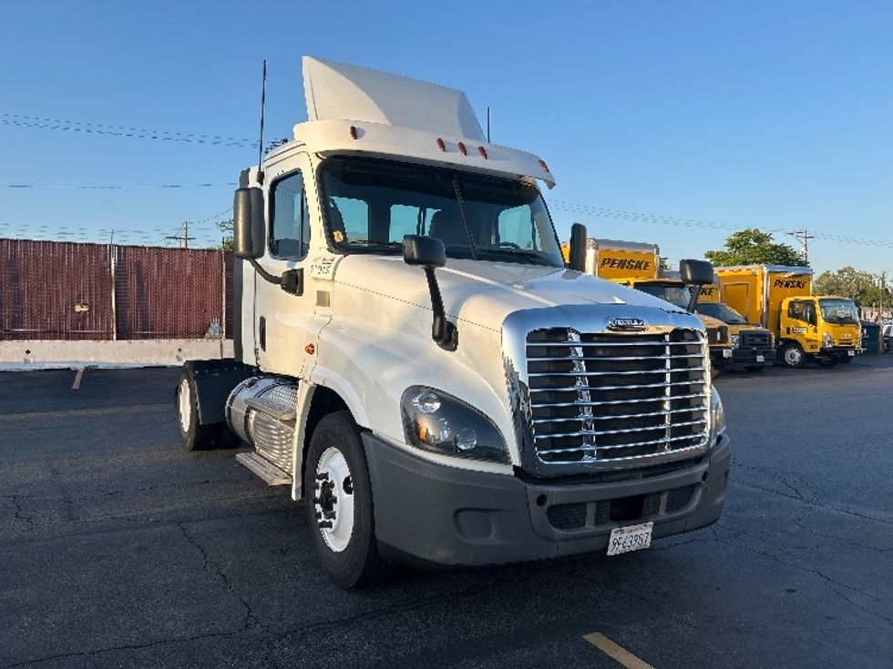 Day Cab Tractor-Heavy Duty Tractors-Freightliner-2019-Cascadia 12542ST-Torrance-CA-243,967\n\t\tmiles-$ 29,000 - Image 1