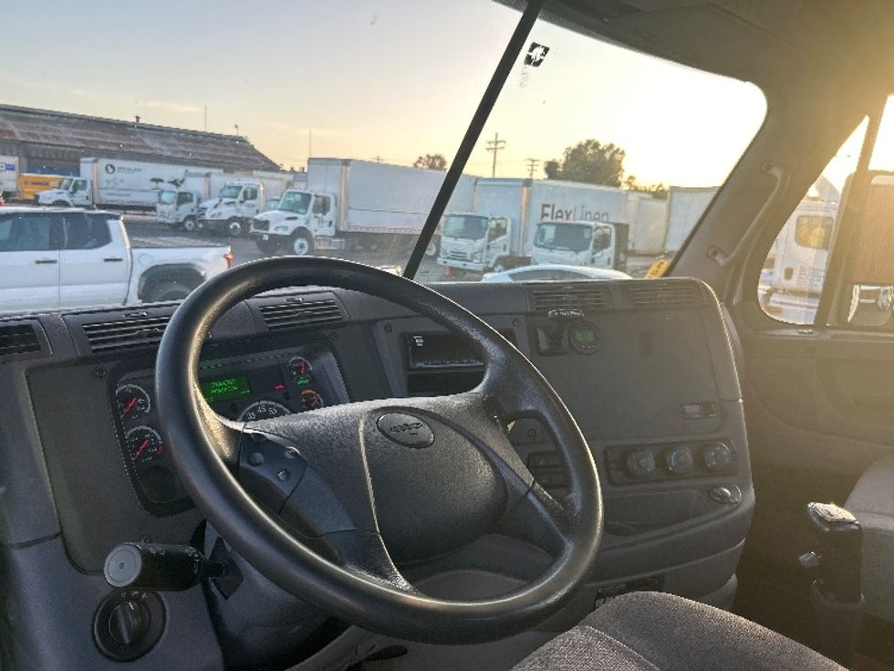 Day Cab Tractor-Heavy Duty Tractors-Freightliner-2019-Cascadia 12542ST-Torrance-CA-243,967\n\t\tmiles-$ 29,000 - Image 10
