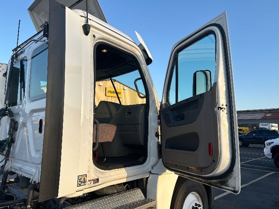 Day Cab Tractor-Heavy Duty Tractors-Freightliner-2019-Cascadia 12542ST-Torrance-CA-243,967\n\t\tmiles-$ 29,000 - Image 12
