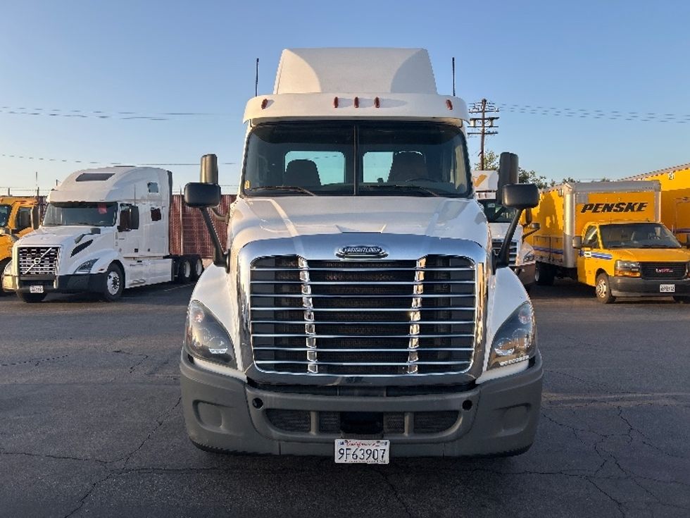 Day Cab Tractor-Heavy Duty Tractors-Freightliner-2019-Cascadia 12542ST-Torrance-CA-243,967\n\t\tmiles-$ 29,000 - Image 2
