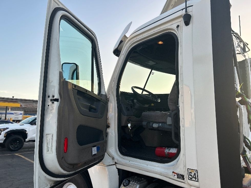 Day Cab Tractor-Heavy Duty Tractors-Freightliner-2019-Cascadia 12542ST-Torrance-CA-243,967\n\t\tmiles-$ 29,000 - Image 9