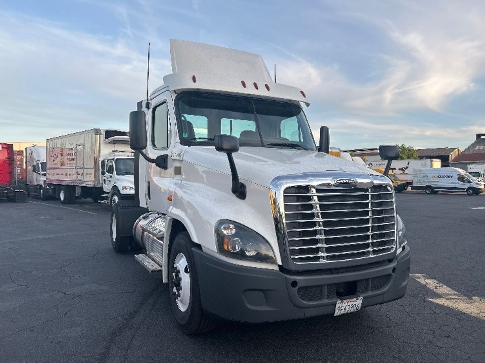 Day Cab Tractor-Heavy Duty Tractors-Freightliner-2019-Cascadia 12542ST-Torrance-CA-268,006\n\t\tmiles-$ 26,000 - Image 1
