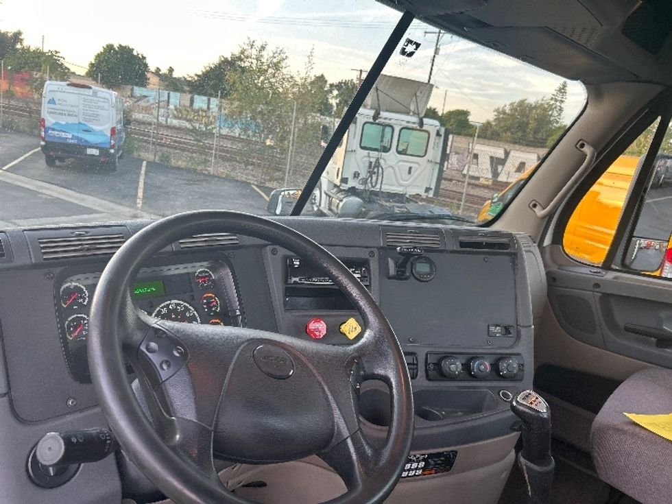 Day Cab Tractor-Heavy Duty Tractors-Freightliner-2019-Cascadia 12542ST-Torrance-CA-268,006\n\t\tmiles-$ 26,000 - Image 10