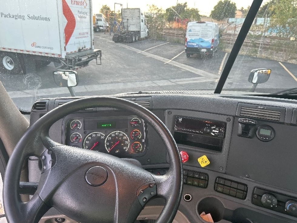 Day Cab Tractor-Heavy Duty Tractors-Freightliner-2019-Cascadia 12542ST-Torrance-CA-268,006\n\t\tmiles-$ 26,000 - Image 11