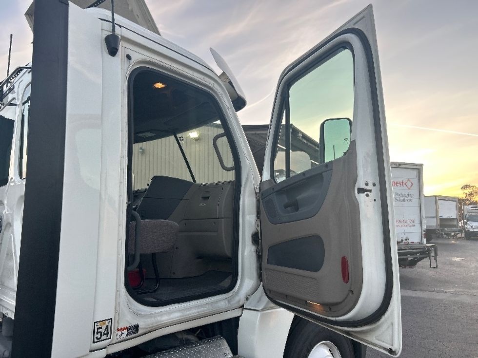 Day Cab Tractor-Heavy Duty Tractors-Freightliner-2019-Cascadia 12542ST-Torrance-CA-268,006\n\t\tmiles-$ 26,000 - Image 12