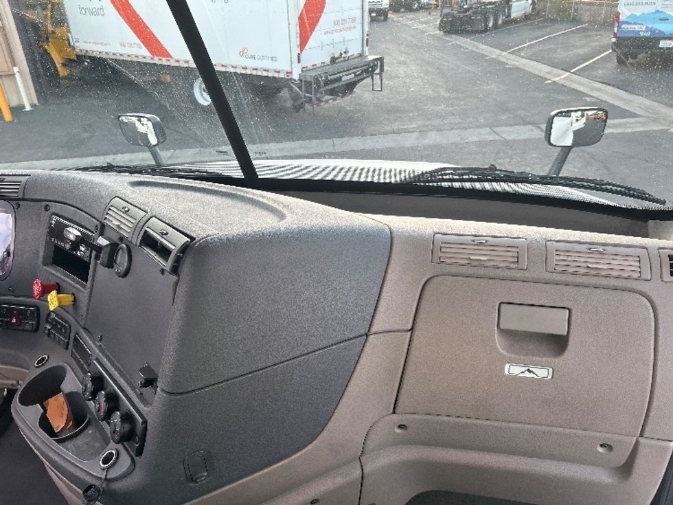 Day Cab Tractor-Heavy Duty Tractors-Freightliner-2019-Cascadia 12542ST-Torrance-CA-268,006\n\t\tmiles-$ 26,000 - Image 13