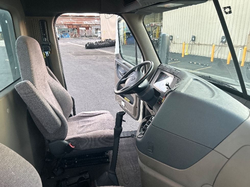 Day Cab Tractor-Heavy Duty Tractors-Freightliner-2019-Cascadia 12542ST-Torrance-CA-268,006\n\t\tmiles-$ 26,000 - Image 14