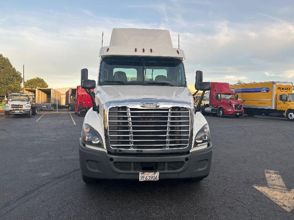 Day Cab Tractor-Heavy Duty Tractors-Freightliner-2019-Cascadia 12542ST-Torrance-CA-268,006\n\t\tmiles-$ 26,000 - Image 2