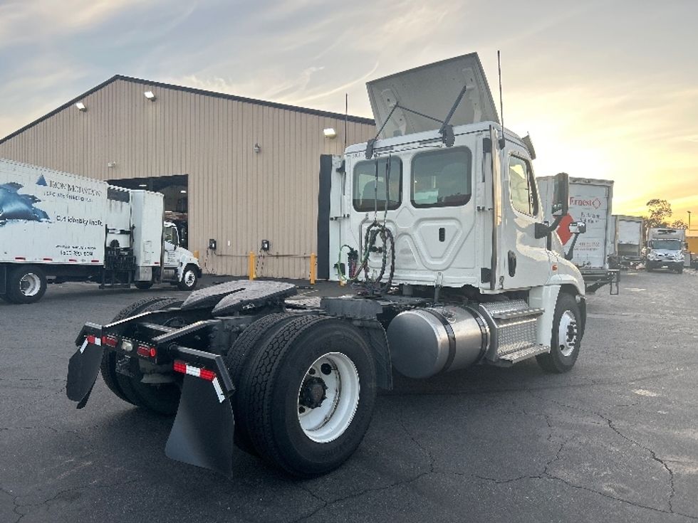 Day Cab Tractor-Heavy Duty Tractors-Freightliner-2019-Cascadia 12542ST-Torrance-CA-268,006\n\t\tmiles-$ 26,000 - Image 7