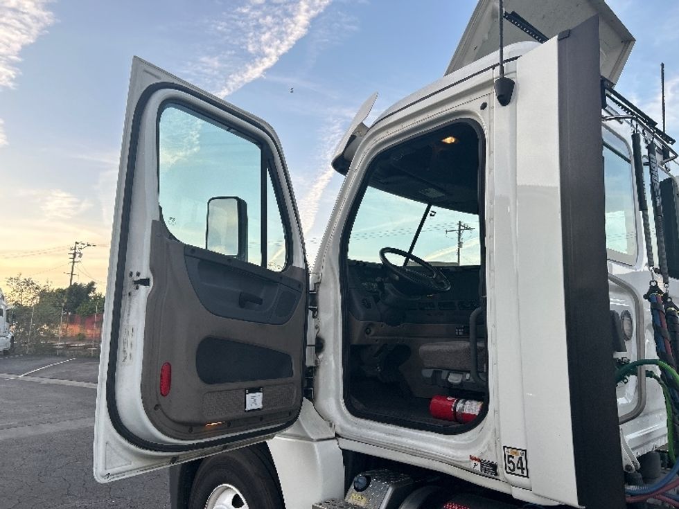 Day Cab Tractor-Heavy Duty Tractors-Freightliner-2019-Cascadia 12542ST-Torrance-CA-268,006\n\t\tmiles-$ 26,000 - Image 9