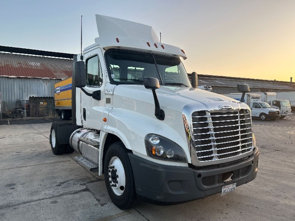 Day Cab Tractor-Heavy Duty Tractors-Freightliner-2019-Cascadia 12542ST-Torrance-CA-274,208\n\t\tmiles-$ 26,000 - Image 1