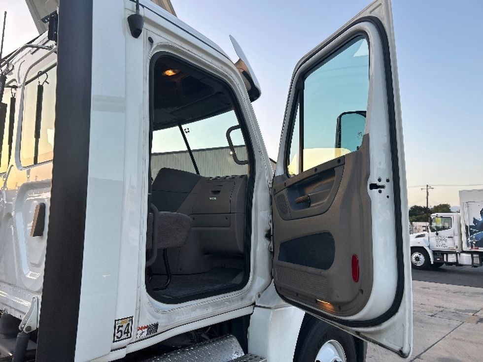 Day Cab Tractor-Heavy Duty Tractors-Freightliner-2019-Cascadia 12542ST-Torrance-CA-274,208\n\t\tmiles-$ 26,000 - Image 12