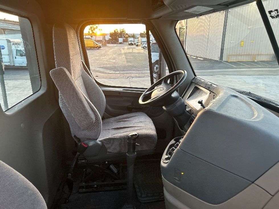 Day Cab Tractor-Heavy Duty Tractors-Freightliner-2019-Cascadia 12542ST-Torrance-CA-274,208\n\t\tmiles-$ 26,000 - Image 14