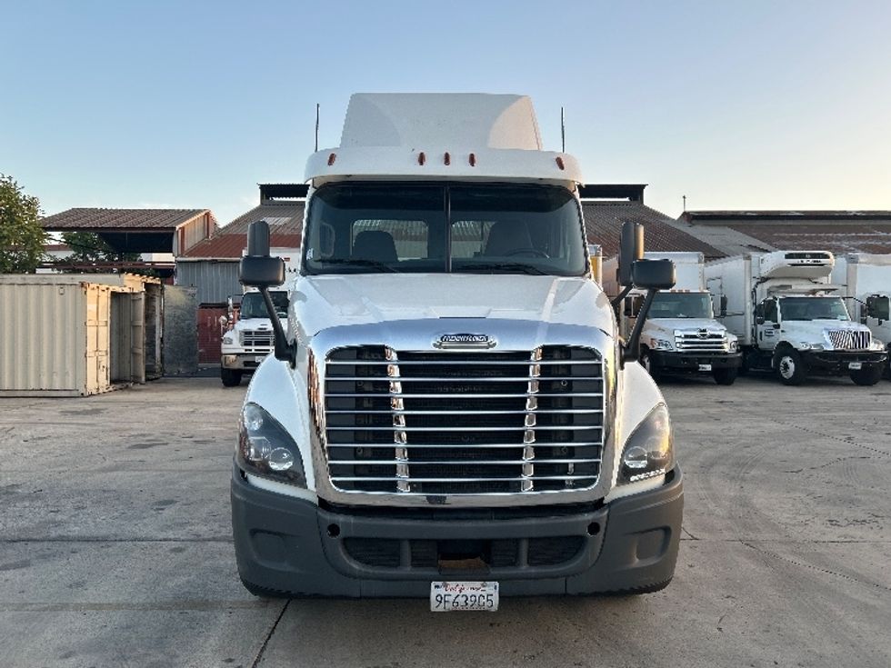 Day Cab Tractor-Heavy Duty Tractors-Freightliner-2019-Cascadia 12542ST-Torrance-CA-274,208\n\t\tmiles-$ 26,000 - Image 2