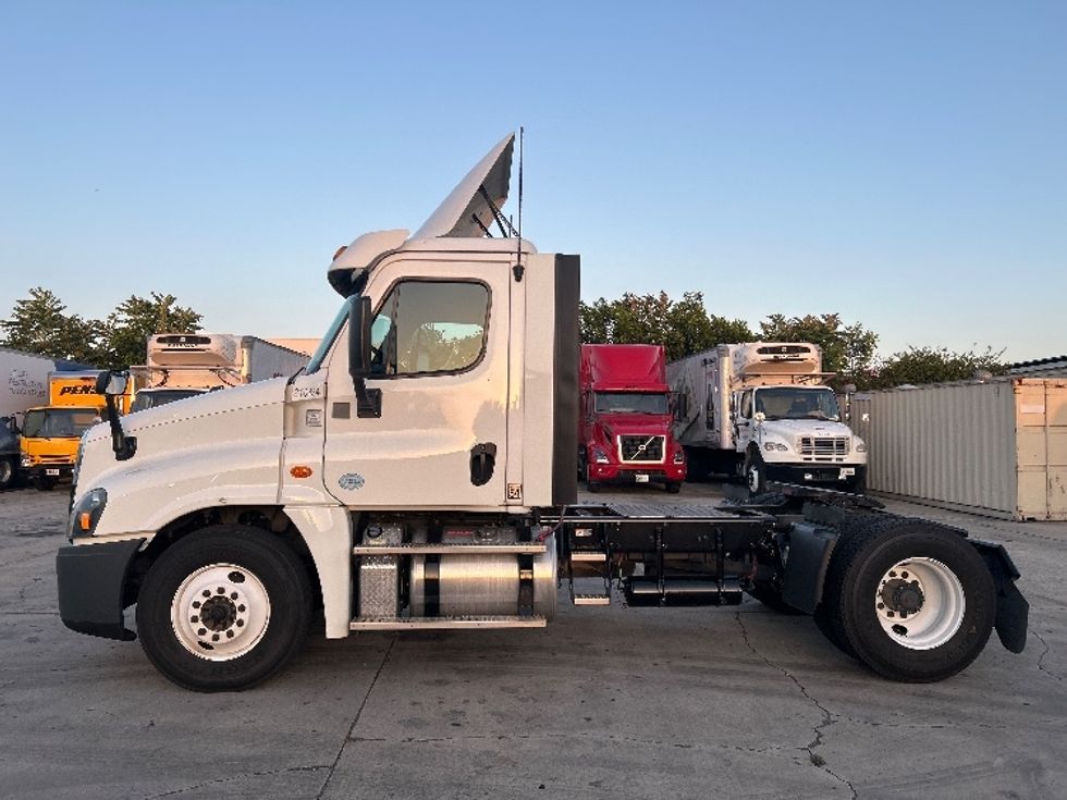 Day Cab Tractor-Heavy Duty Tractors-Freightliner-2019-Cascadia 12542ST-Torrance-CA-274,208\n\t\tmiles-$ 26,000 - Image 4