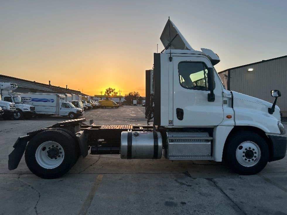 Day Cab Tractor-Heavy Duty Tractors-Freightliner-2019-Cascadia 12542ST-Torrance-CA-274,208\n\t\tmiles-$ 26,000 - Image 8