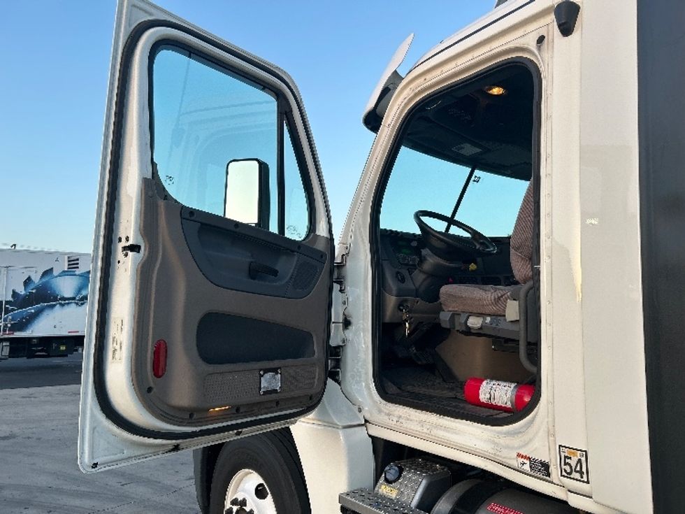 Day Cab Tractor-Heavy Duty Tractors-Freightliner-2019-Cascadia 12542ST-Torrance-CA-274,208\n\t\tmiles-$ 26,000 - Image 9