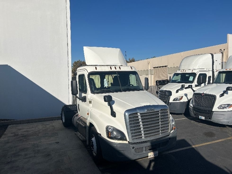 Day Cab Tractor-Heavy Duty Tractors-Freightliner-2019-Cascadia 12542ST-Torrance-CA-278,730\n\t\tmiles-$ 38,750 - Image 1