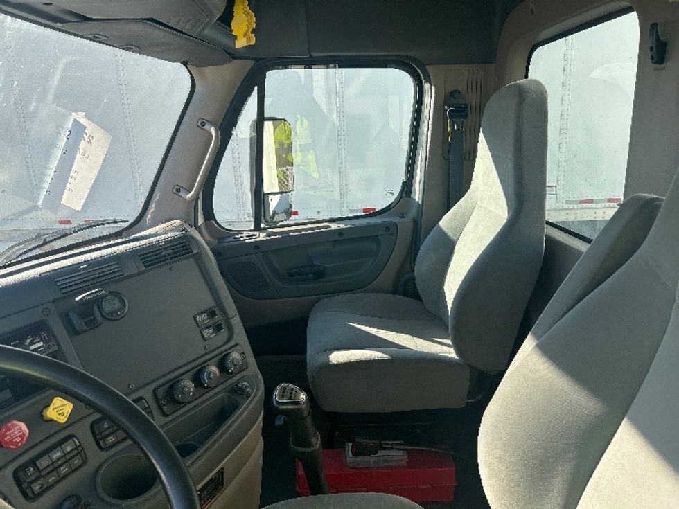 Day Cab Tractor-Heavy Duty Tractors-Freightliner-2019-Cascadia 12542ST-Torrance-CA-278,730\n\t\tmiles-$ 38,750 - Image 10