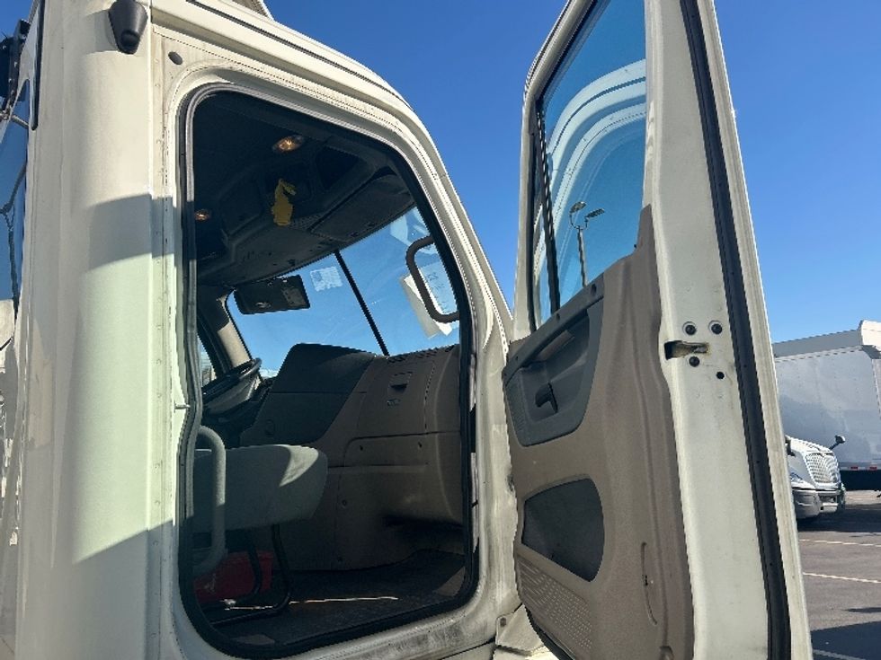 Day Cab Tractor-Heavy Duty Tractors-Freightliner-2019-Cascadia 12542ST-Torrance-CA-278,730\n\t\tmiles-$ 38,750 - Image 12