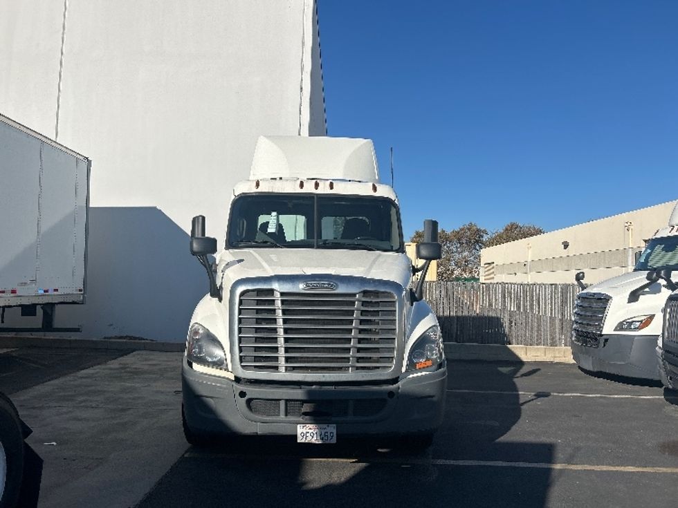 Day Cab Tractor-Heavy Duty Tractors-Freightliner-2019-Cascadia 12542ST-Torrance-CA-278,730\n\t\tmiles-$ 38,750 - Image 2