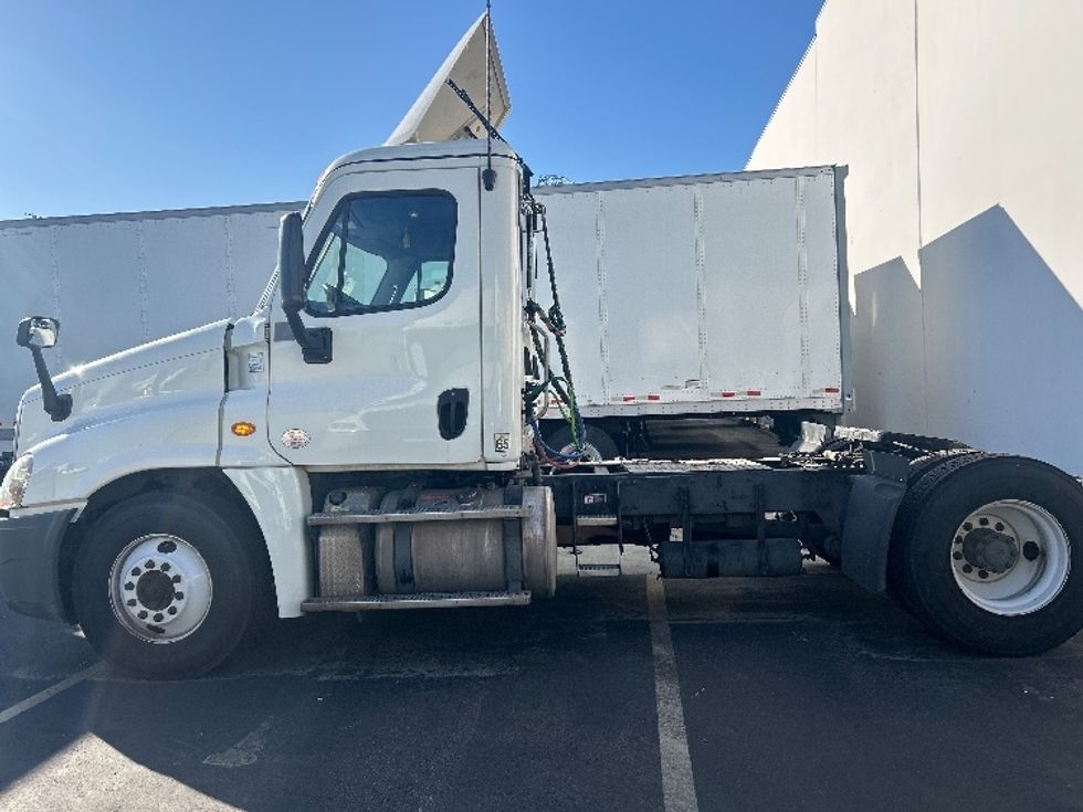 Day Cab Tractor-Heavy Duty Tractors-Freightliner-2019-Cascadia 12542ST-Torrance-CA-278,730\n\t\tmiles-$ 38,750 - Image 4