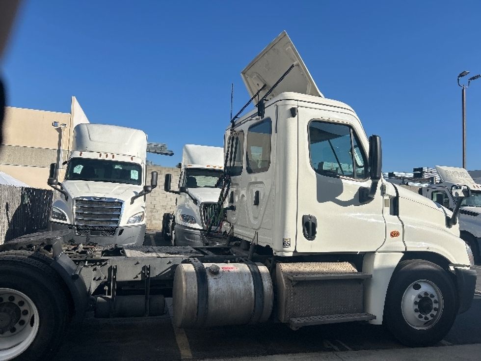 Day Cab Tractor-Heavy Duty Tractors-Freightliner-2019-Cascadia 12542ST-Torrance-CA-278,730\n\t\tmiles-$ 38,750 - Image 8