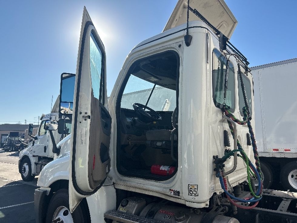 Day Cab Tractor-Heavy Duty Tractors-Freightliner-2019-Cascadia 12542ST-Torrance-CA-278,730\n\t\tmiles-$ 38,750 - Image 9