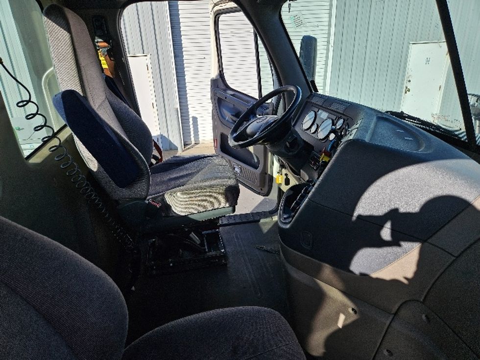 Day Cab Tractor-Heavy Duty Tractors-Freightliner-2019-Cascadia 12542ST-West Sacramento-CA-328,609\n\t\tmiles-$ 37,250 - Image 12