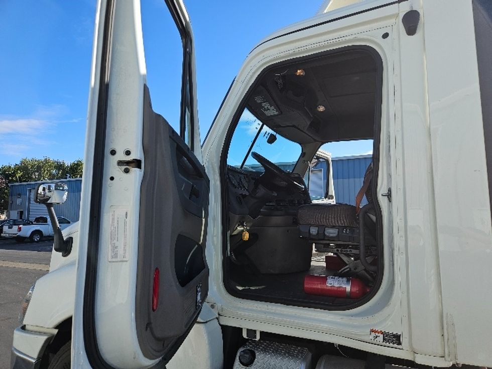 Day Cab Tractor-Heavy Duty Tractors-Freightliner-2019-Cascadia 12542ST-West Sacramento-CA-328,609\n\t\tmiles-$ 37,250 - Image 9