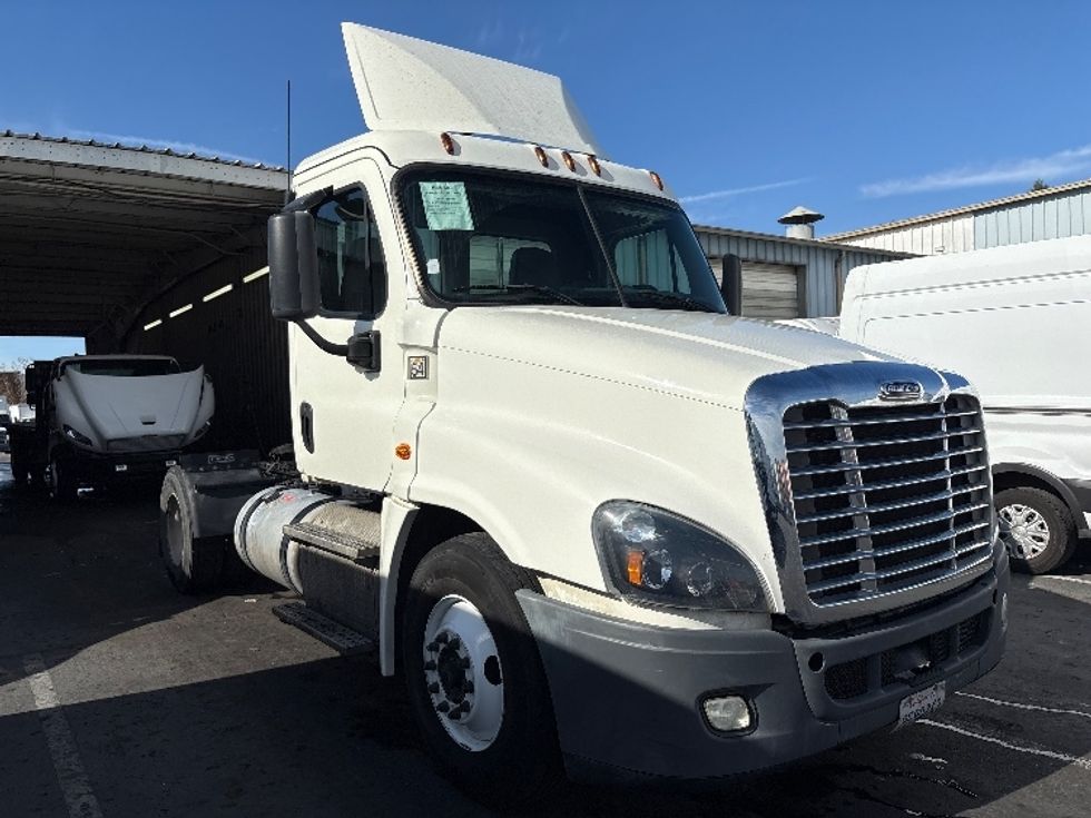 Day Cab Tractor-Heavy Duty Tractors-Freightliner-2019-Cascadia 12542ST-West Sacramento-CA-403,656\n\t\tmiles-$ 31,250 - Image 1
